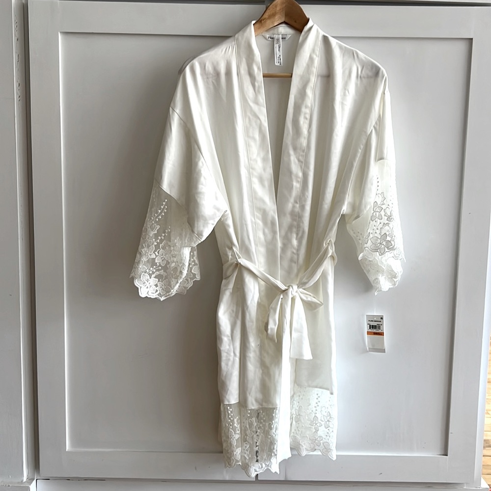 NWT Flora Nikrooz Ivory Robe